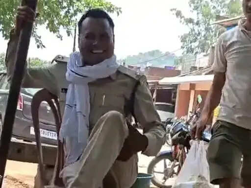 सिंगरौली के&nbsp;चितरंगी में डिप्टी रेंजर का वीडियो वायरल, सार्वजनिक स्थान पर हंगामे के आरोप