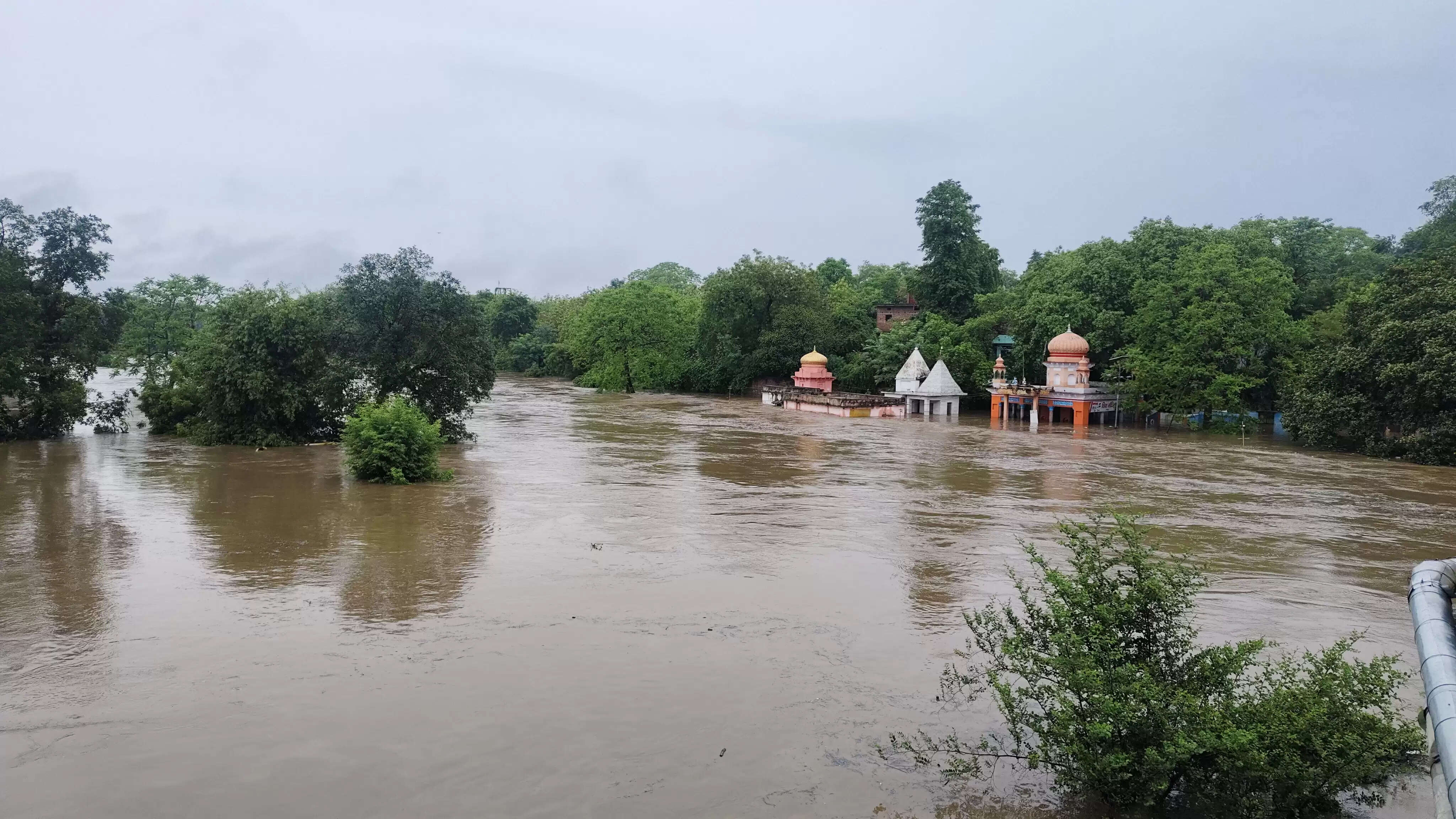 उप्र के चित्रकूट की मंदाकिनी नदी में आई बाढ़, रामघाट मुख्य मार्ग पर चल रहीं नावें