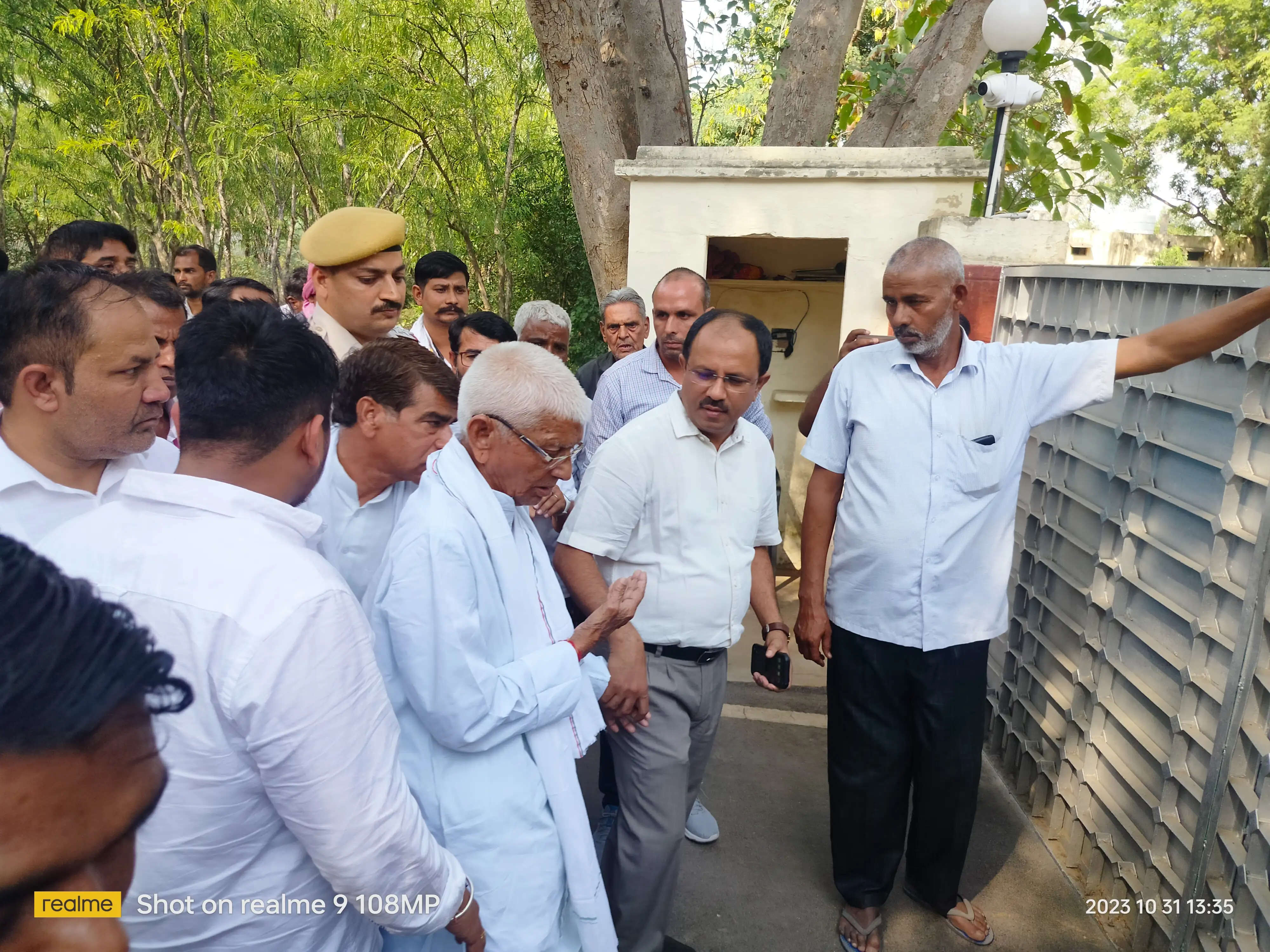 टिकट कटने की आशंका से सैकड़ो कार्यकर्ताओं संग पूर्व केंद्रीय मंत्री के घर हंगामा, विधायक जौहरी लाल मीना का प्रदर्शन