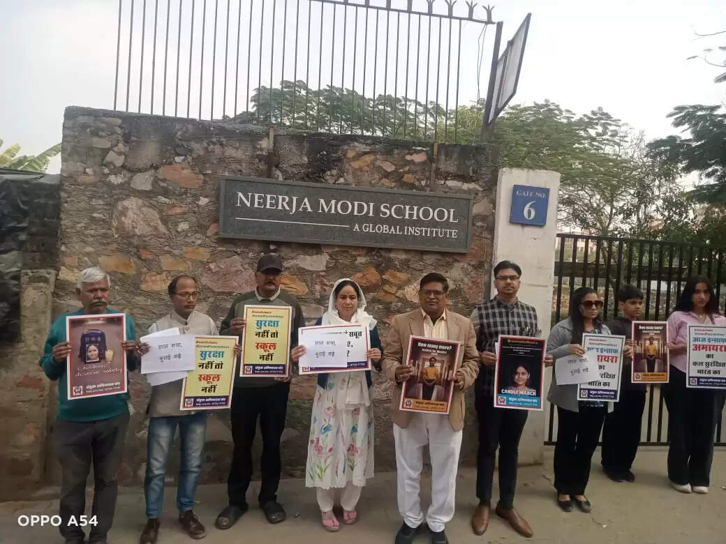 नीरजा मोदी स्कूल की सीबीएसई मान्यता रद्द होने पर संयुक्त अभिभावक संघ ने पटाखे फोड़ मनाया जश्न