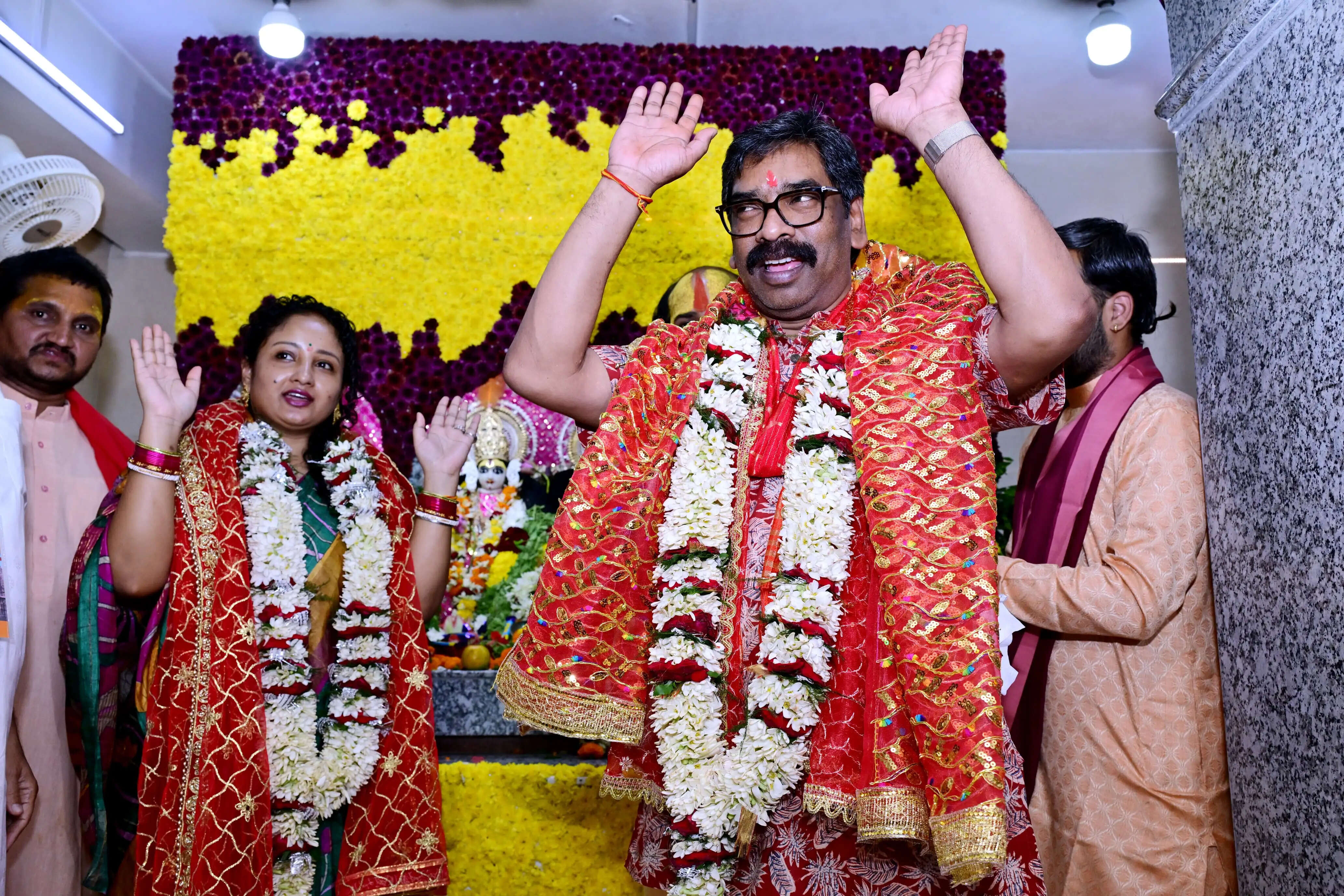 मुख्यमंत्री हेमन्त सोरेन ने पत्नी कल्पना सोरेन संग तपोवन मंदिर में की पूजा, राज्य की खुशहाली की कामना