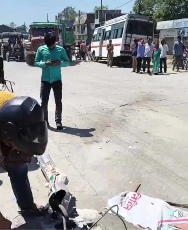 हल्द्वानी में इंटरसिटी बस डंपर से बचने के चक्कर में डिवाइडर से टकराई बाल-बाल बचे यात्री