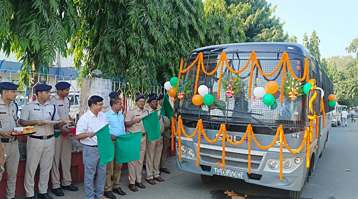 कटिहार आरपीएफ को मिली नई बस, डीआरएम ने हरी झंडी दिखाकर किया रवाना