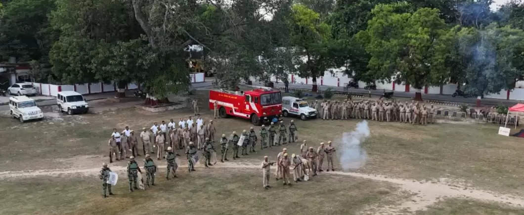 दंगाइयों को रोकने के लिए पुलिस ने किया बलवा ड्रिल का अभ्यास