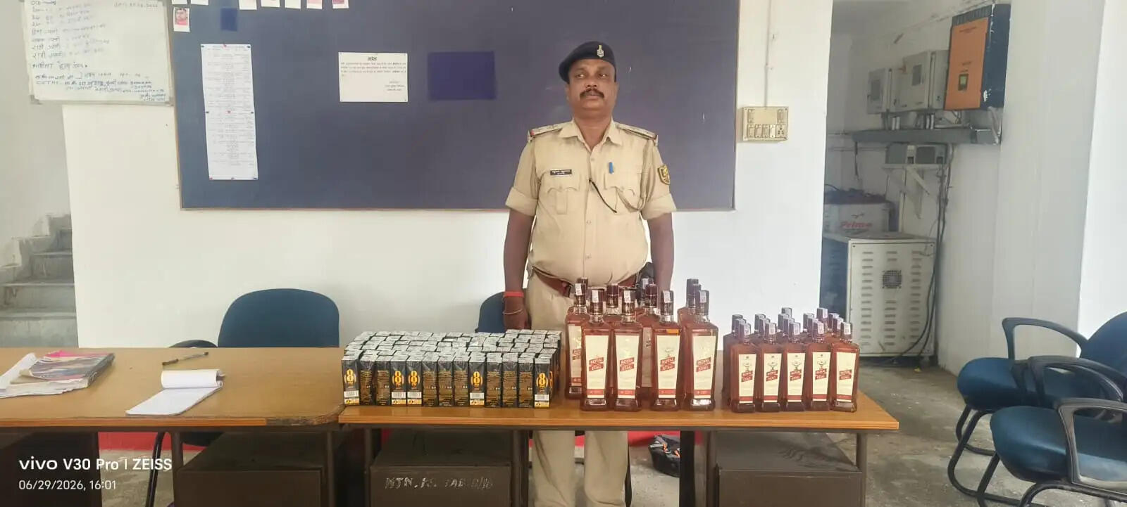 बेतिया में शराब सहित दो बाइक जब्त, धंधेबाज फरार