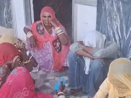 छह माह के बेटे को ट्रैक के पास बिठाकर महिला ने ट्रेन के आगे छलांग लगाई, मौत