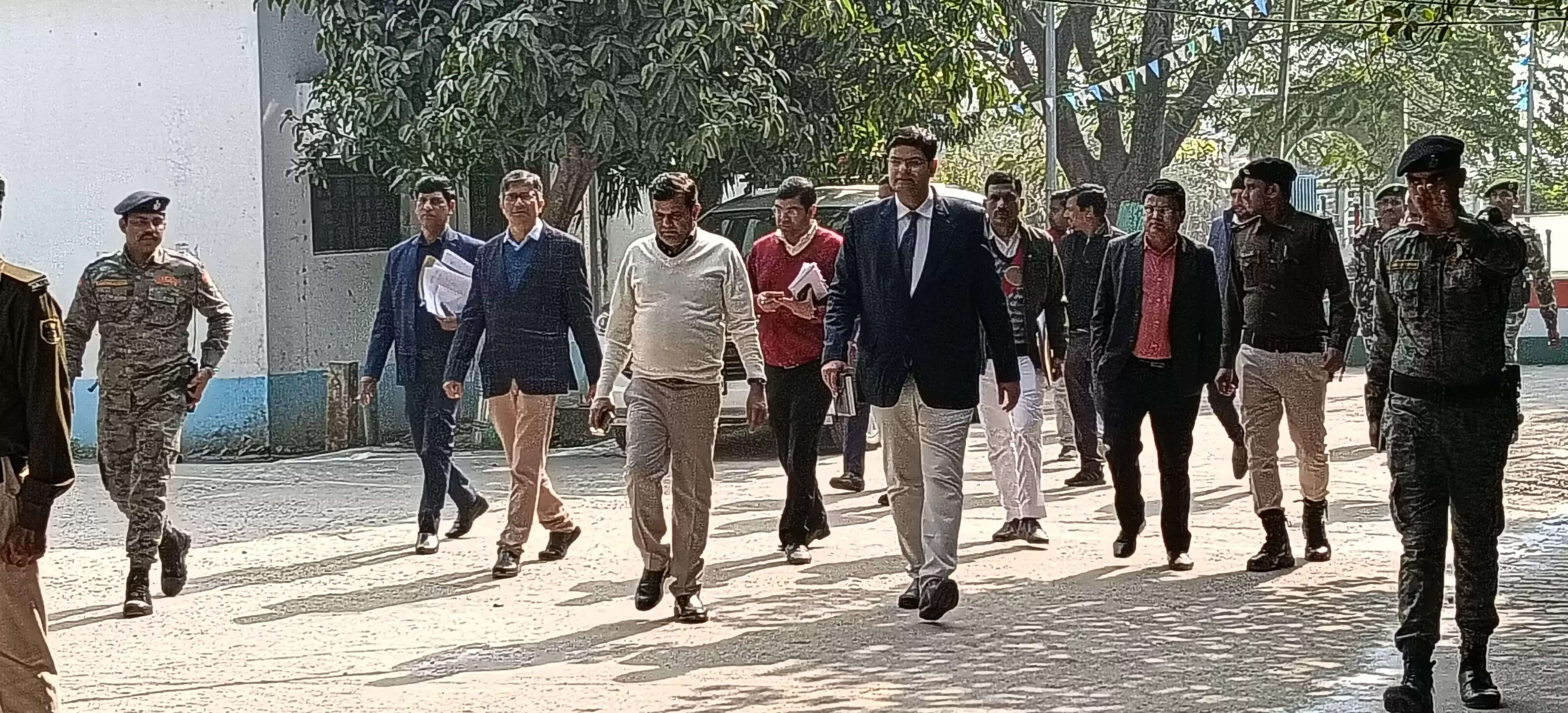 प्रमंडलीय आयुक्त ने राजस्व और जमीन से जुड़े लंबित काम को तेजी से निबटाने के दिये निर्देश