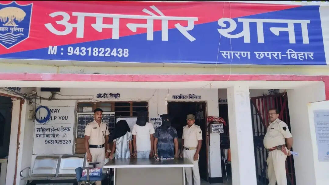 अमनौर के शेखपुरा दुखन मोड़ के पास से देशी कट्टा के साथ तीन युवक गिरफ्तार