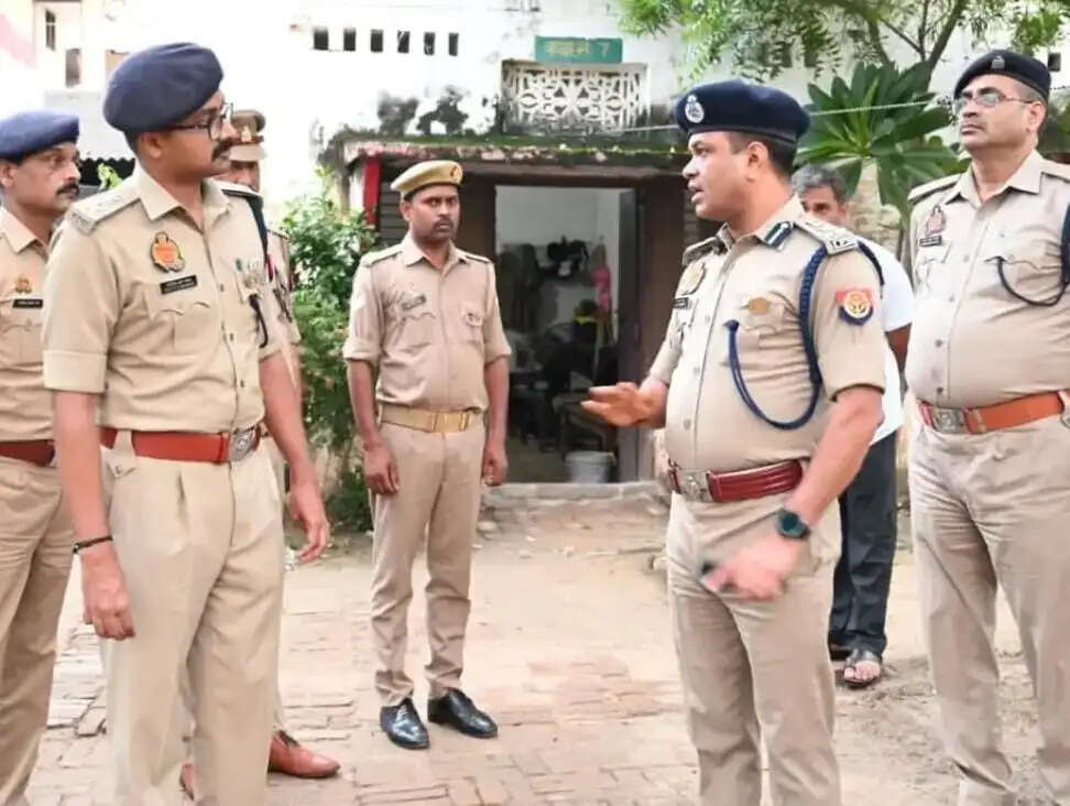 डीआईजी एस. चन्नप्पा ने देवरिया में कानून-व्यवस्था की समीक्षा की, सदर कोतवाली का किया निरीक्षण