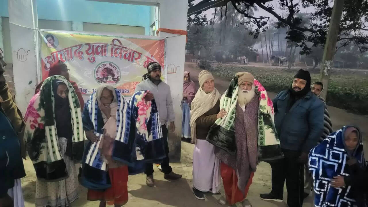 आजाद युवा विचार मंच द्वारा ग्रामीण स्तर पर रामपुर में कंबल वितरण