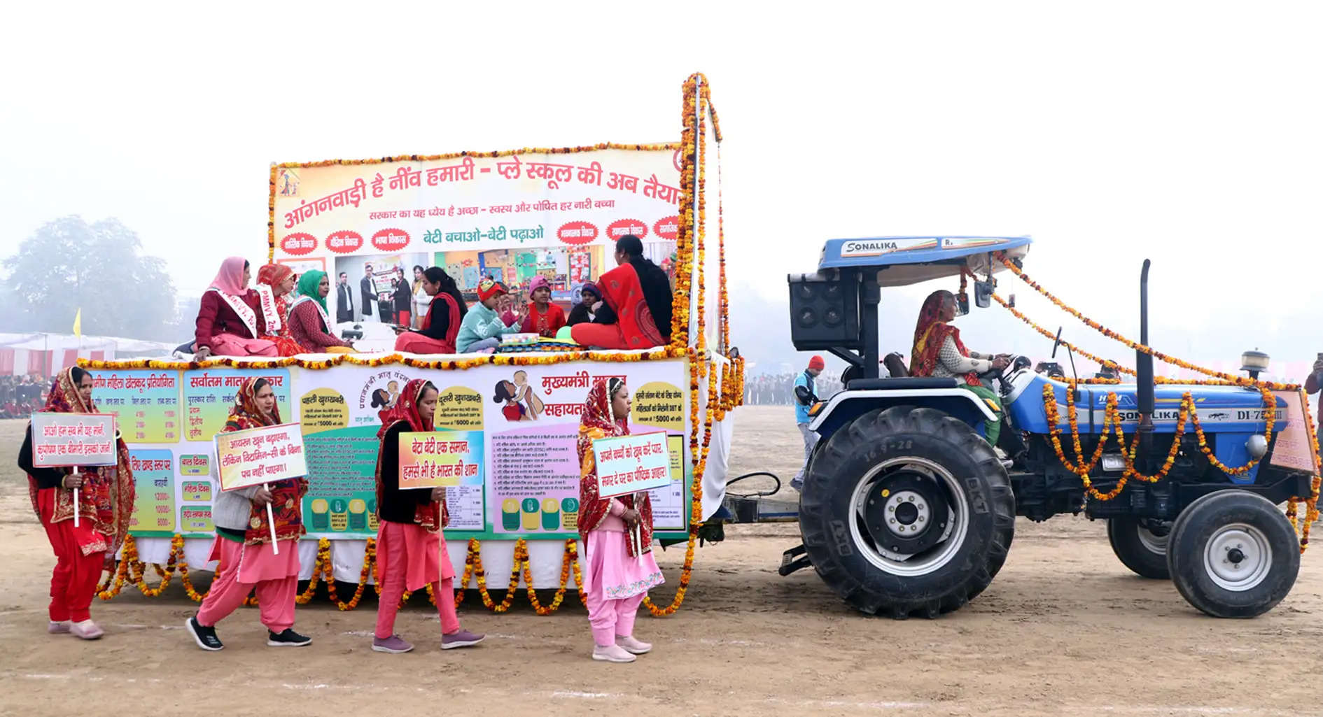 फतेहाबाद में विकास एवं पंचायत मंत्री ने किया ध्वजारोहण