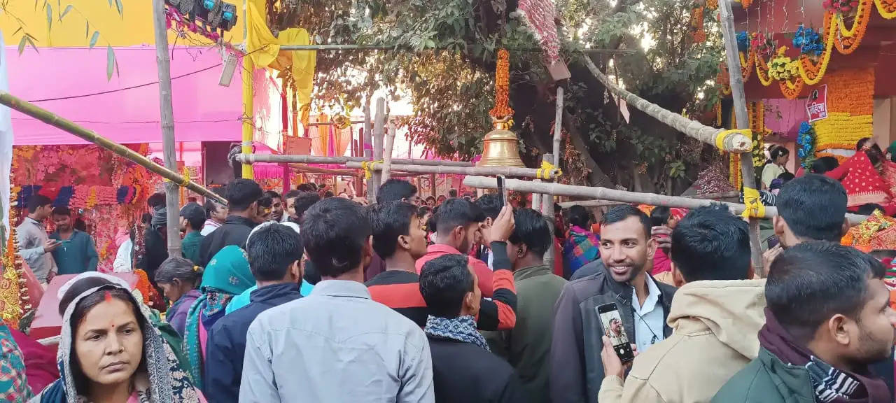 नये साल पर भगवान के दर्शन के लिए मंदिरों में लगा तांता,चाटी माई मंदिर पहुंचे लाखों श्रद्धालु