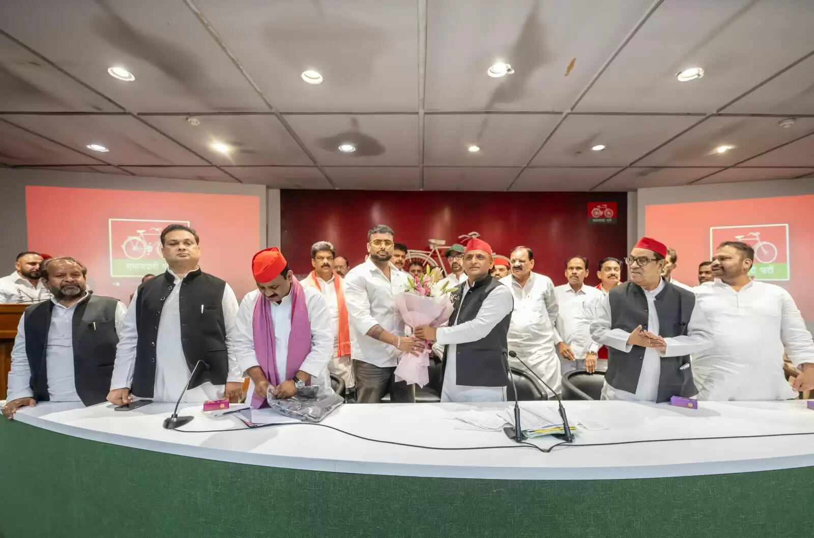 अखिलेश यादव से मिले पंजाबी सिंगर मनकीरत, बाढ़ पीड़ितों के मदद के लिए की सराहना