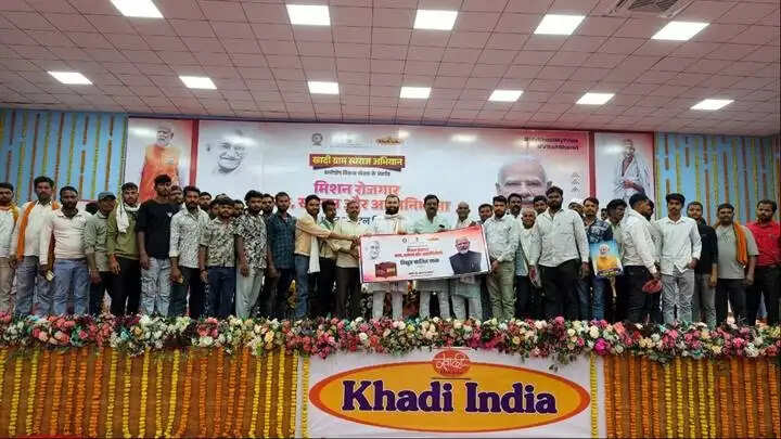 मंडला में खादी एवं ग्रामोद्योग आयोग का बड़ा अभियान, कारीगरों को किए 240 मशीनें और टूलकिट वितरित