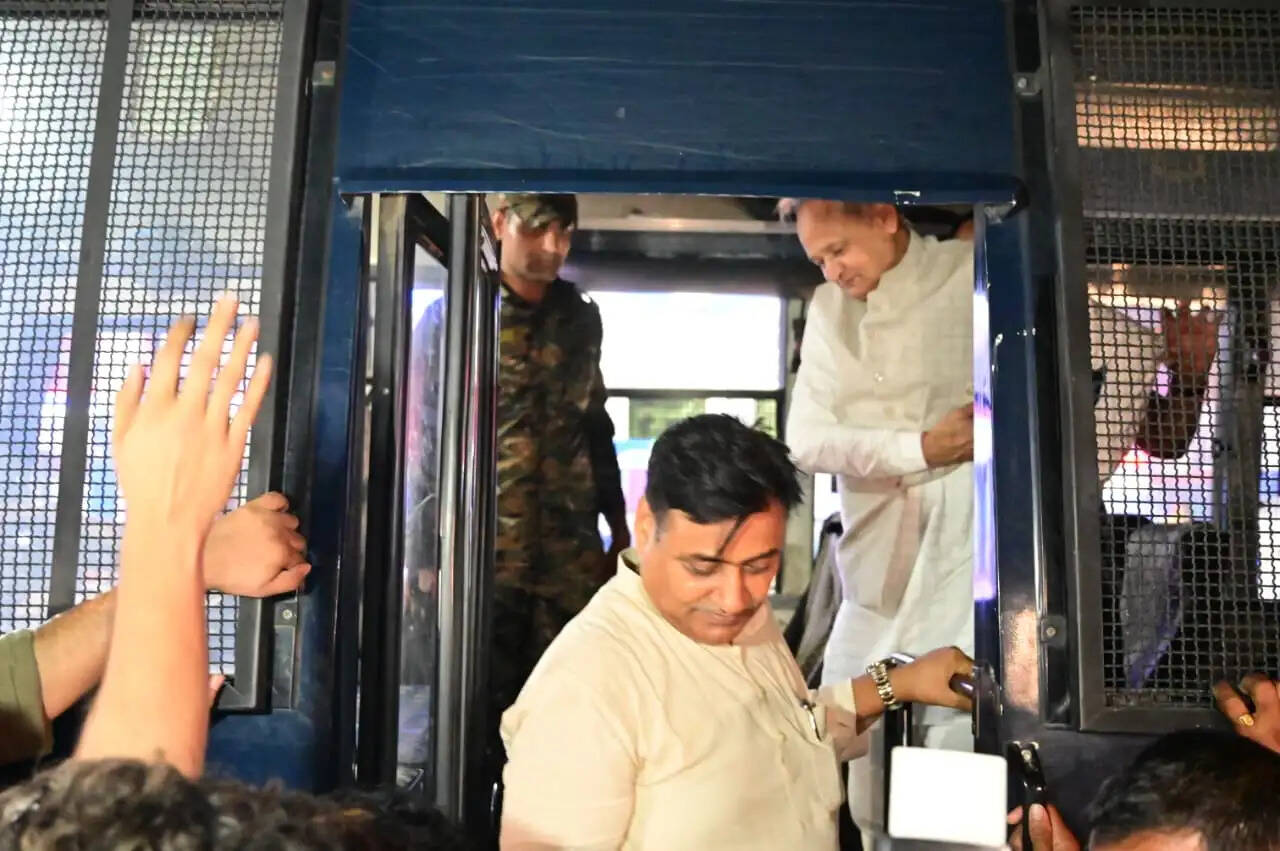 शिक्षा मंत्री के इस्तीफे की मांग पर जयपुर में कांग्रेस का विरोध प्रदर्शन