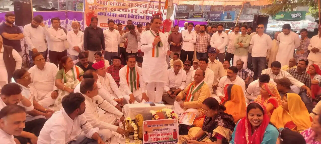 गैस संकट पर केंद्र सरकार के खिलाफ काली पट्टी बांध कर कांग्रेस नेताओं ने किया मौन सत्याग्रह