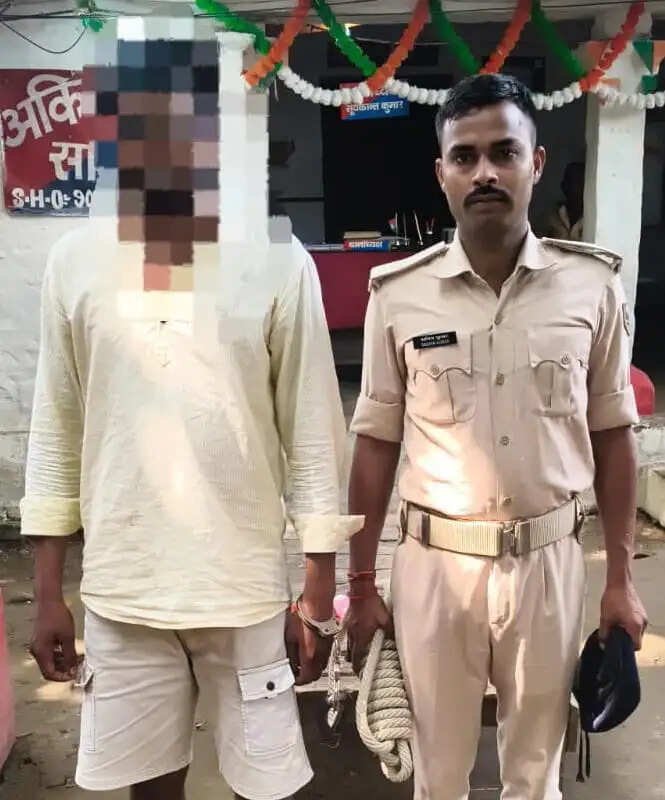 सारण पुलिस ने रंगदारी और लूट के फरार आरोपित को किया गिरफ्तार