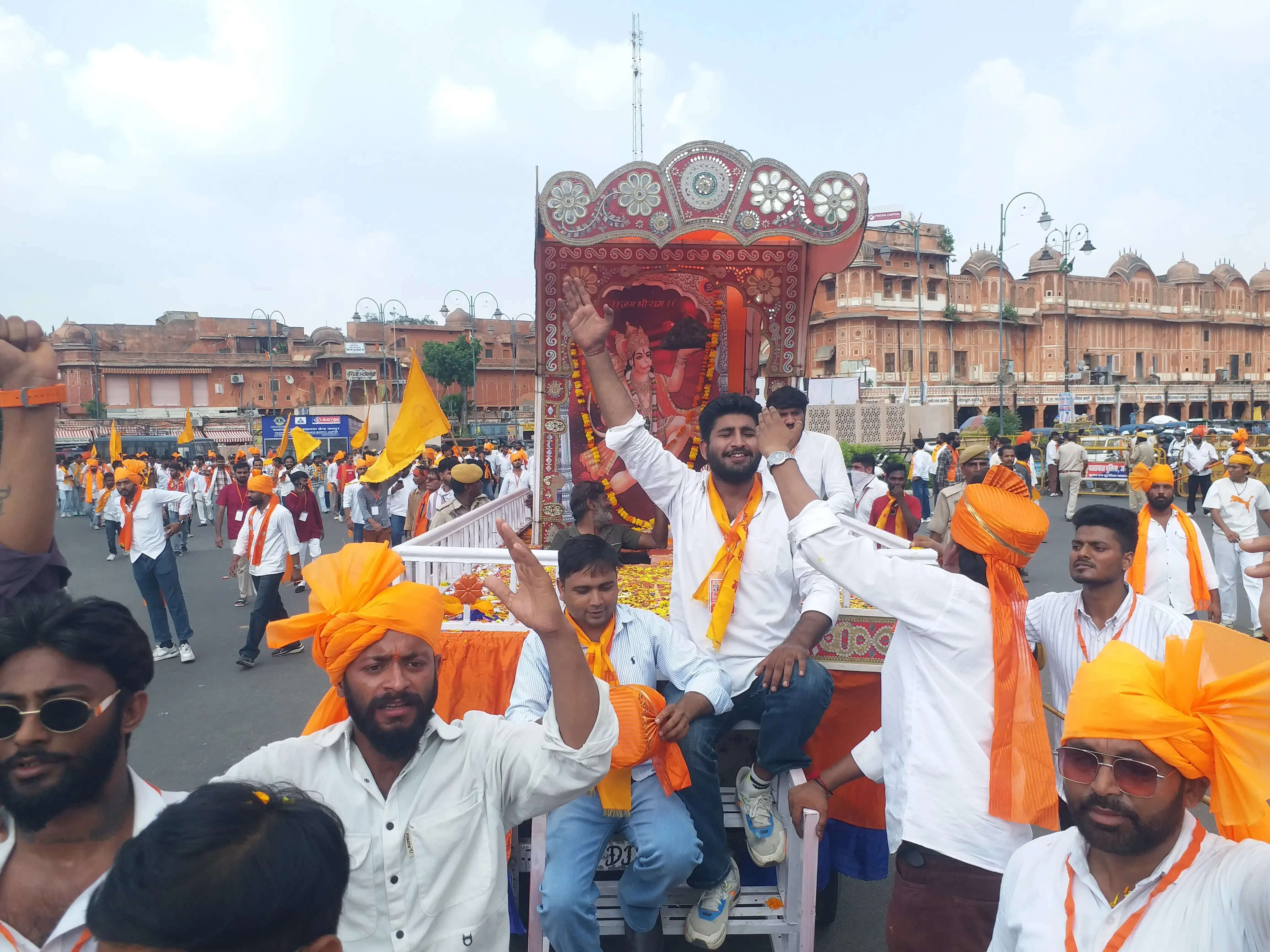 ‘पलायन नहीं करेंगे’ के संदेश के साथ परकोटे में निकली भगवा रैली