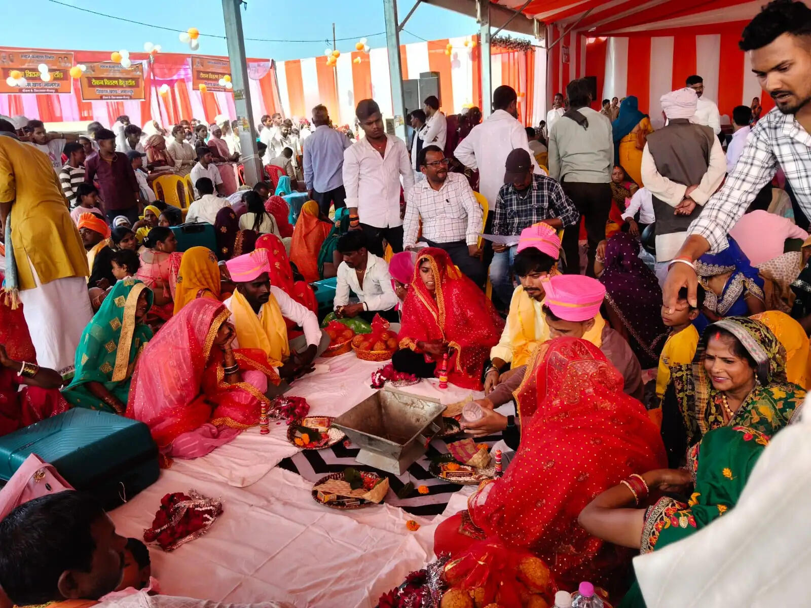 मीरजापुर में गूंजी शहनाई, एक साथ 316 जोड़े बने हमसफर