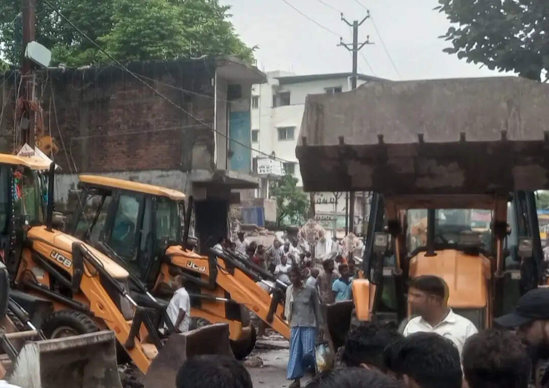 बेतिया मे अतिक्रमण पर चला प्रशासन का बुलडोजर