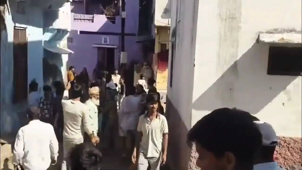 नाली पर पत्थर रखने से भड़का विवाद, मांडल में दो पक्षों में लाठी-भाटा जंग से कई लोग घायल