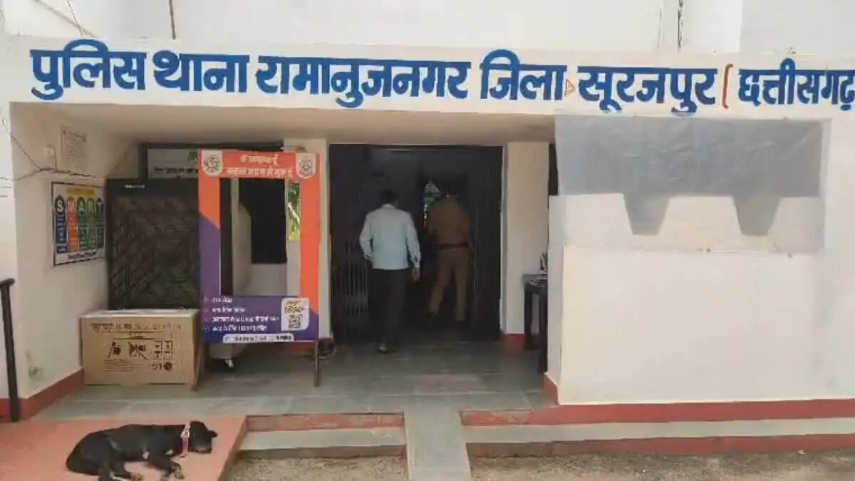 सूरजपुर में पंप चोरी के संदेह पर दो युवकों की सरेराह पिटाई, जूतों की माला पहनाकर घुमाया