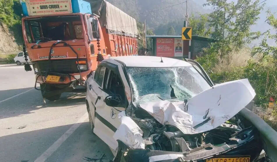 बदरीनाथ हाइवे पर अनियंत्रित ट्रक ने बस और कार को मारी टक्कर, दो घायल