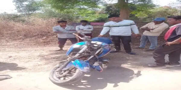 तेज रफ्तार ट्रैक्टर की टक्कर से युवक की मौत, बम्हनीडीह में सड़क हादसा