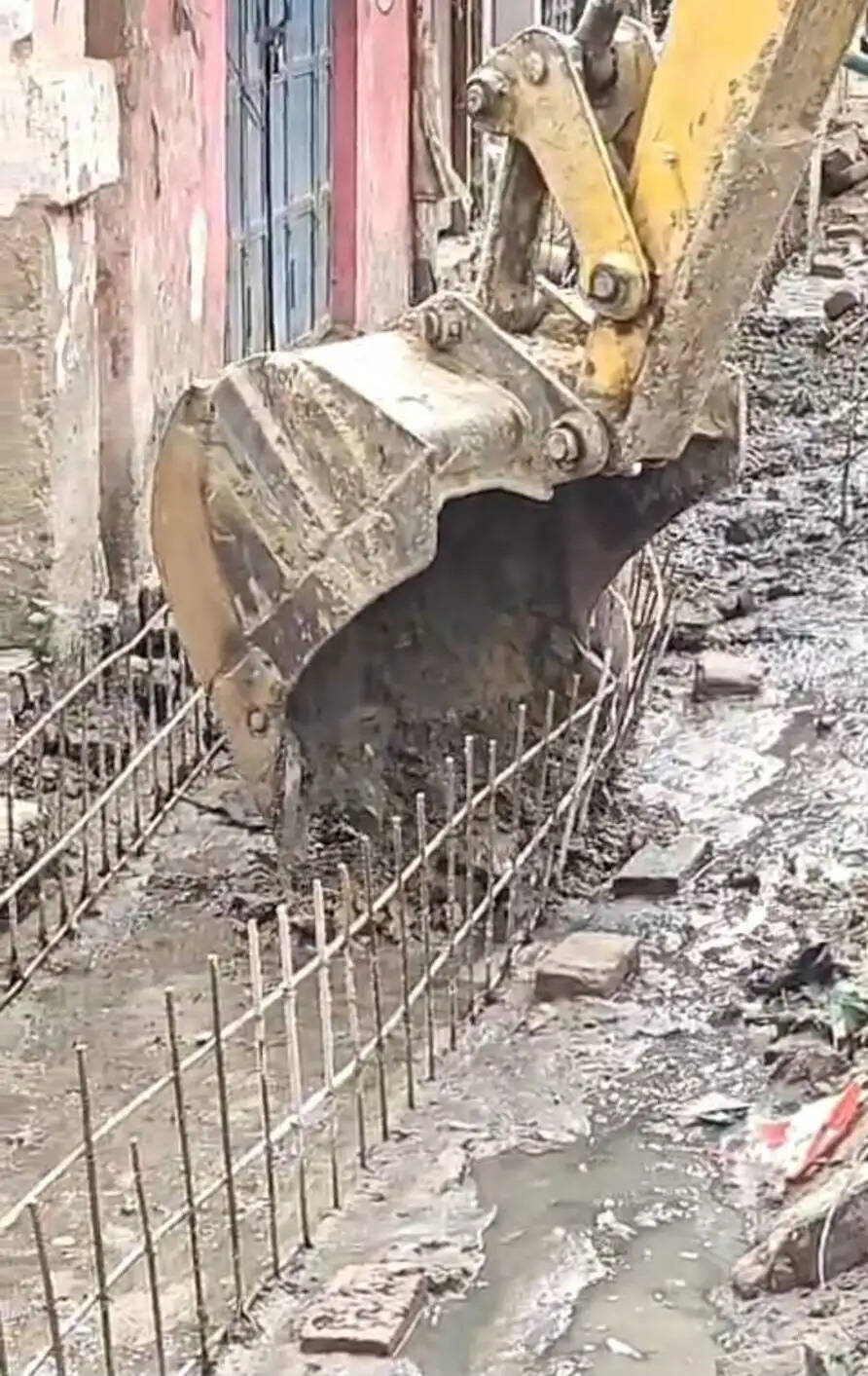 छपरा में नाला निर्माण अनियमितता के वायरल वीडियो पर जिलाधकारी ने लिया संज्ञान