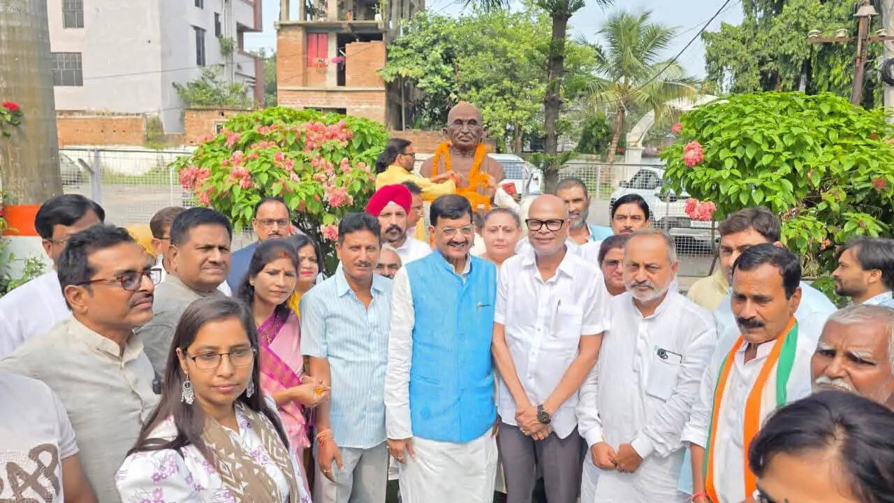 गांधी, शास्त्री एवम प्रजापति मिश्र को उनकी जयंती पर कांग्रेस कार्यकर्ताओं ने किया नमन