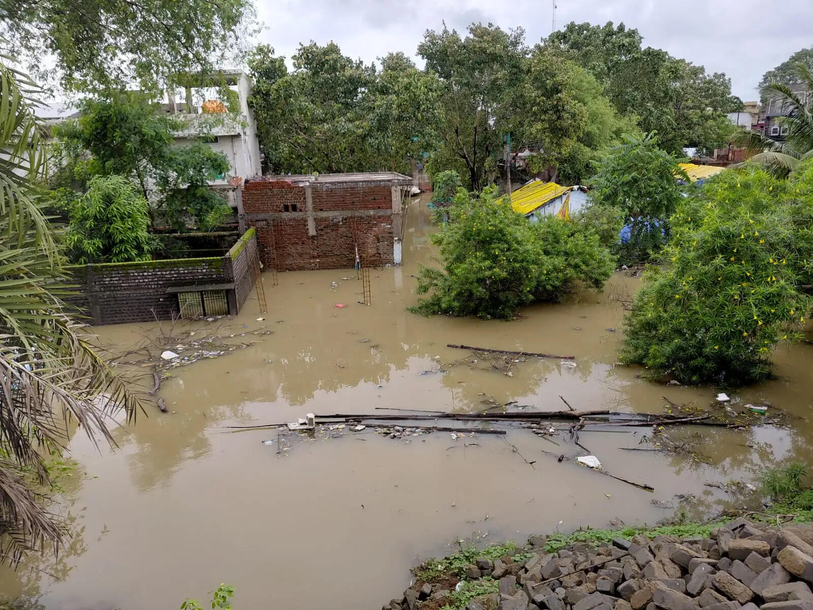 गोबरा नवापारा में बाढ़ प्रभावितों को सुरक्षित स्थानों पर पहुंचाया गया, राशन सामग्री का वितरण किया गया