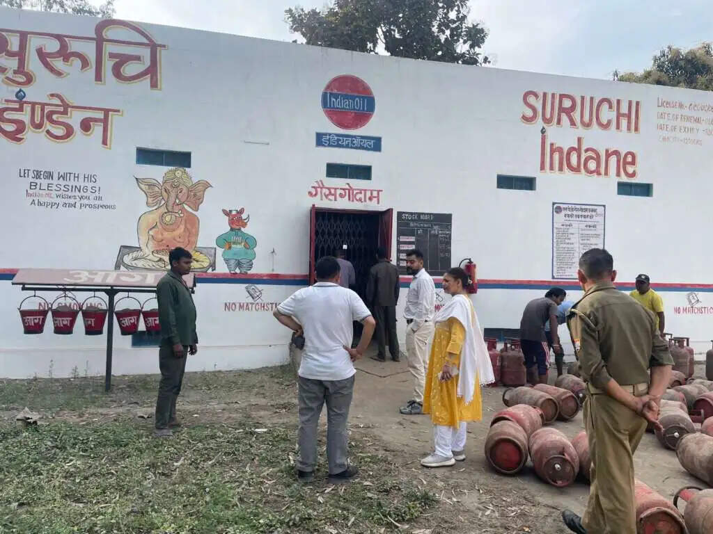 एसडीएम ने गैस एजेंसी के गोदाम का किया निरीक्षण,गैस आपूर्ति का लिया जायजा