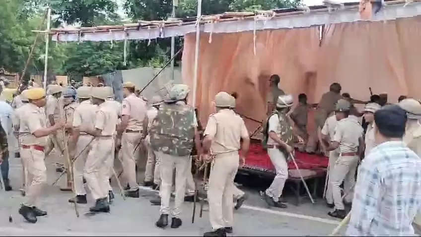 (अपडेट)भीलवाड़ा में गाय की कटी पूंछ मिलने से तनाव: धरने की तैयारी को पुलिस ने रोका, पथराव के बाद कार्यकर्ताओं पर बरसाई लाठियां