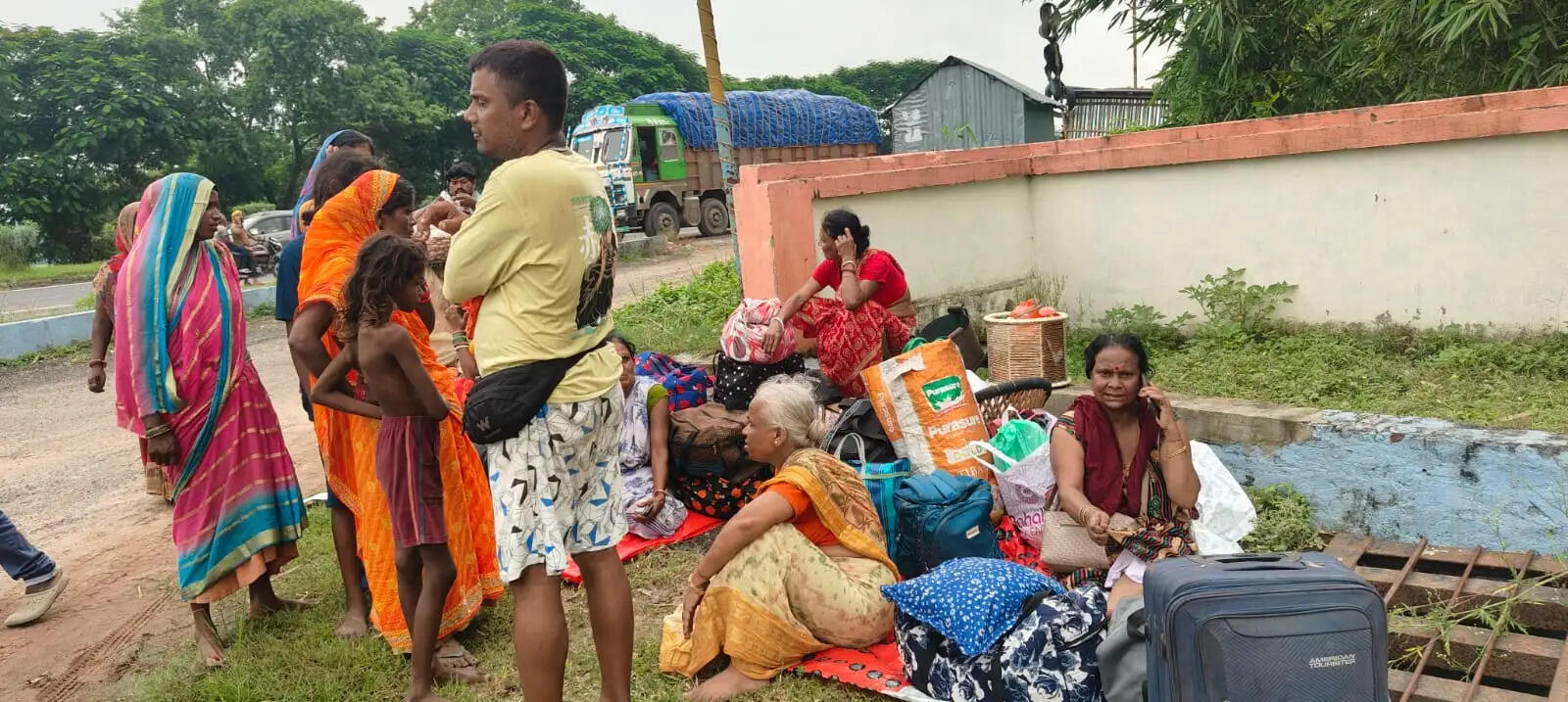सुपौल में कांवरियों से भरी बस कंटेनर से टकराई, 75 यात्री सुरक्षित, एनएच-27 पर बड़ा हादसा टला