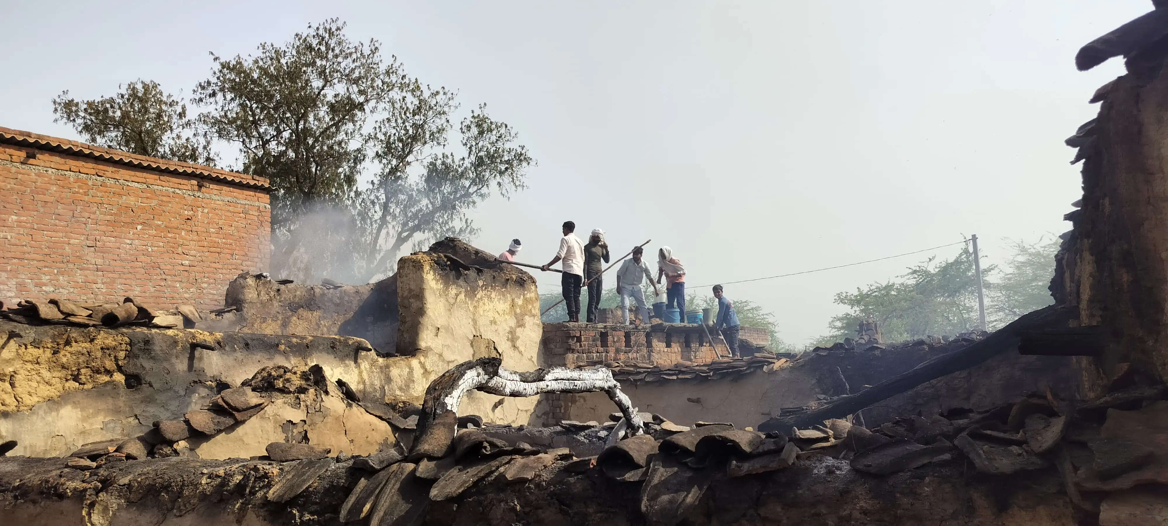 कूड़े के ढेर से उड़ी चिंगारी ने आठ घरों को कर दिया राख