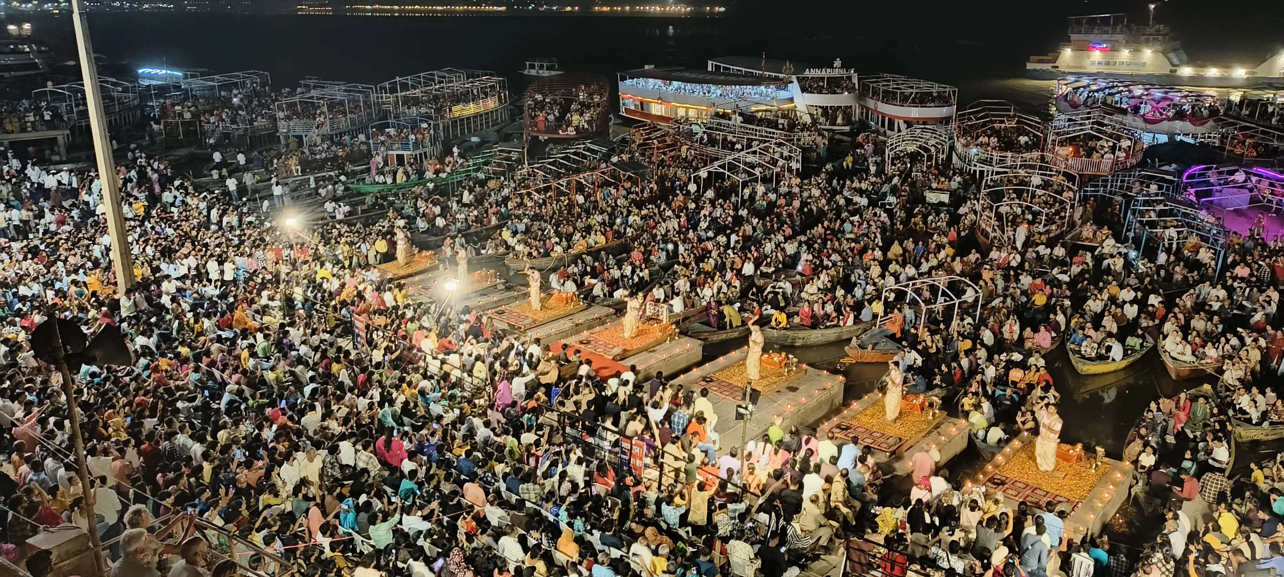 64 दिन बाद अपने पारंपरिक स्थल दशाश्वमेध घाट पर हुई मां गंगा की विश्वप्रसिद्ध आरती, गूंजे घंट-घड़ियाल