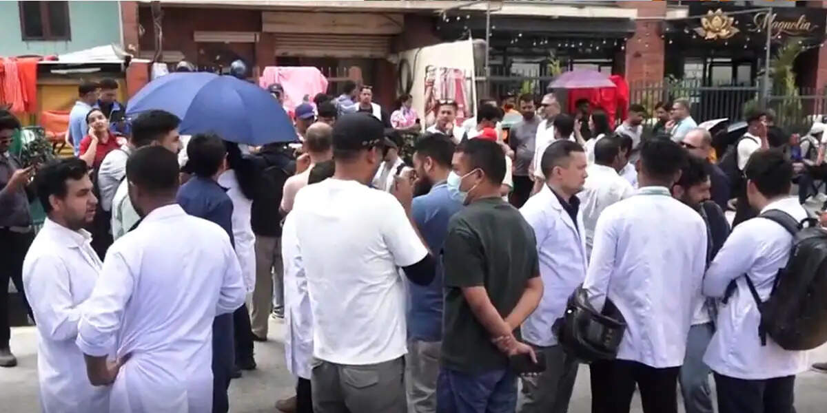 नेपाल के अस्पतालों में आपातकालीन सेवाओं को छोड़कर कामकाज ठप, काठमांडू में डॉक्टरों का प्रदर्शन