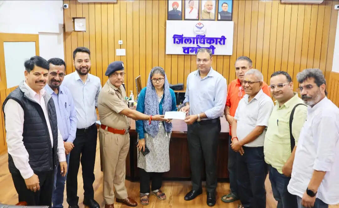 दिवंगत पत्रकार बिष्ट की पत्नी को पत्रकार कल्याण कोष से मिली पांच लाख की आर्थिक सहायता