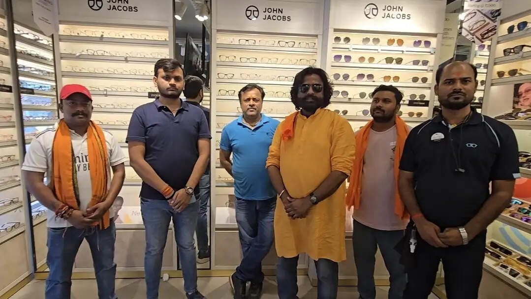 पूर्णिया लेंसकार्ट शोरूम में श्री राम सेवा संघ ने कर्मियों को तिलक लगाया