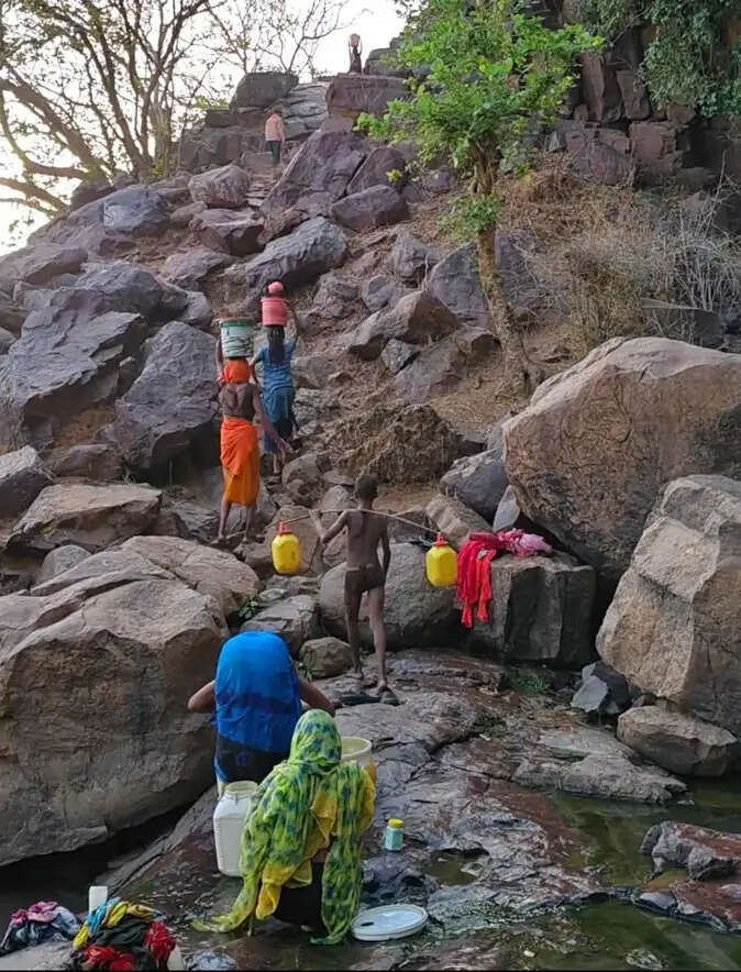 शहडोल में गहराया जल संकट, प्यास बुझाने दो किलोमीटर दूर खाई में उतर रहे ग्रामीण