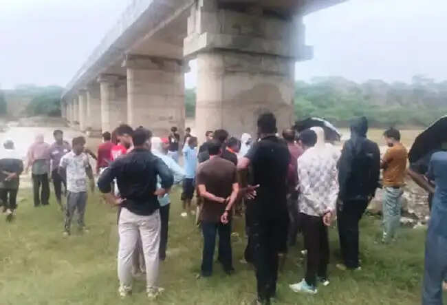 मप्र के भिण्ड जिले में गणेश विसर्जन करने गए तीन युवक क्वारी नदी में डूबे: रेस्क्यू जारी