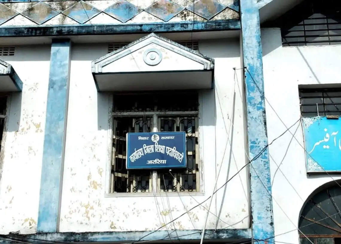 नरपतगंज प्रावि बरदाहा के प्रधान शिक्षक निलंबित