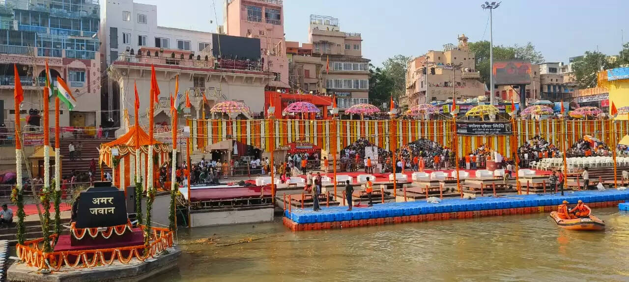 देव दीपावली पर्व: पुलिस कमिश्नर ने गंगा में विशेष नौका से भ्रमण कर परखी व्यवस्था