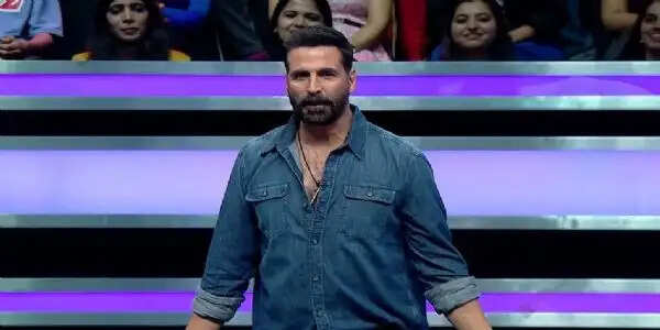 'व्हील ऑफ फॉर्च्यून इंडिया' में भावुक हुए अक्षय कुमार