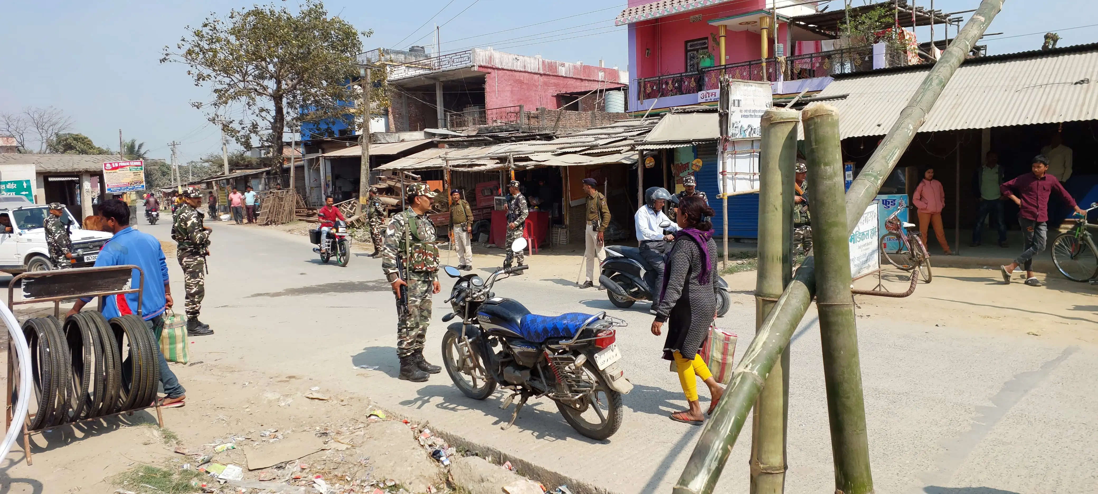 भारत-नेपाल सीमा पर एसएसबी एवं पुलिस ने किया संयुक्त फ्लैग मार्च,वाहनों की हुई जांच