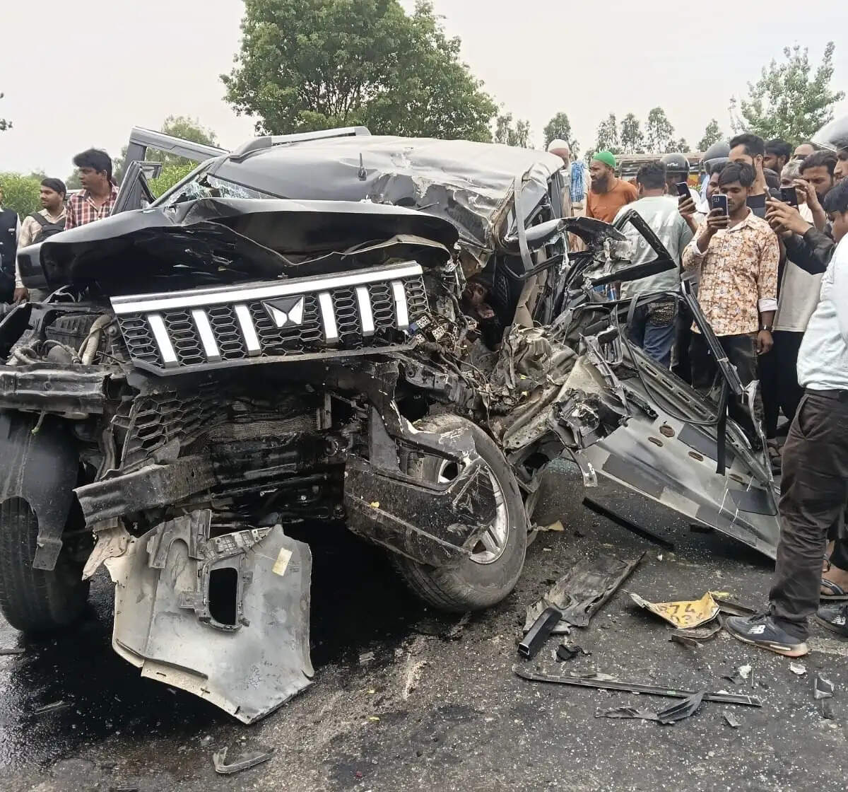 बरेली में बाईपास पर खड़े टैंकर से टकराई बोलेरो, चार की मौत व कई घायल