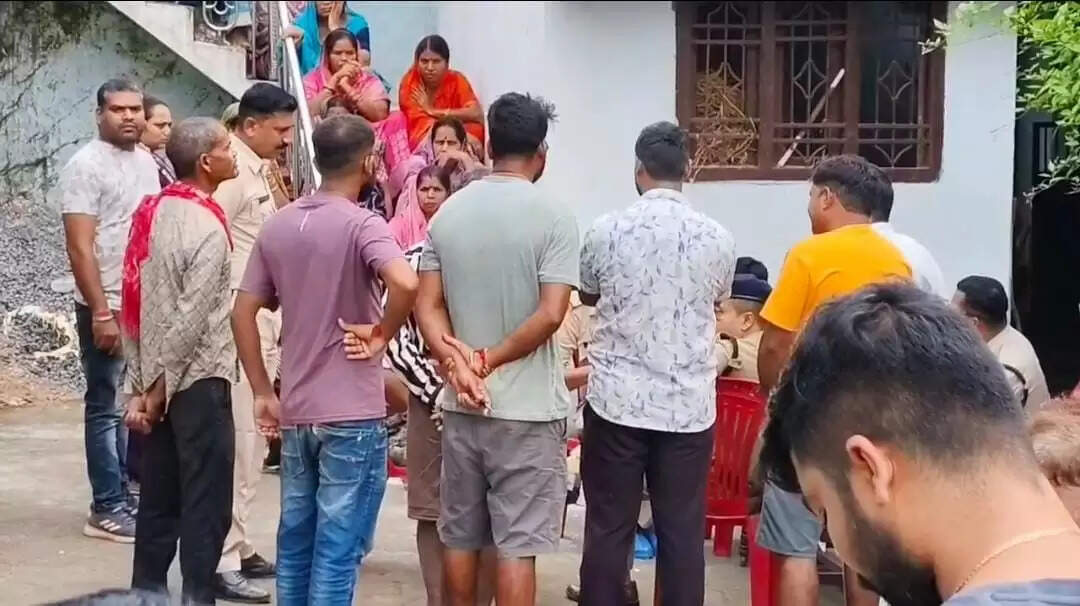 पति-पत्नी को बनाया बंधक, तीन नकाबपोशों ने की पति की चाकू मारकर हत्या