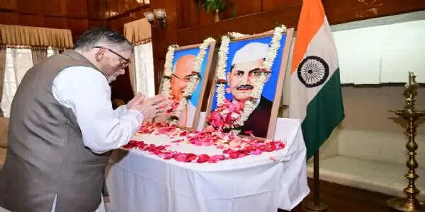 राज्यपाल संतोष गंगवार ने महात्मा गांधी और लाल बहादुर शास्त्री को दी श्रद्धांजलि
