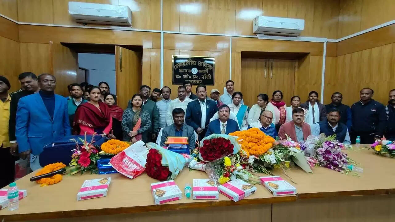 प्रमंडलीय आयुक्त अंजनी मिश्र की सेवानिवृत्ति पर दी गई भावपूर्ण विदाई