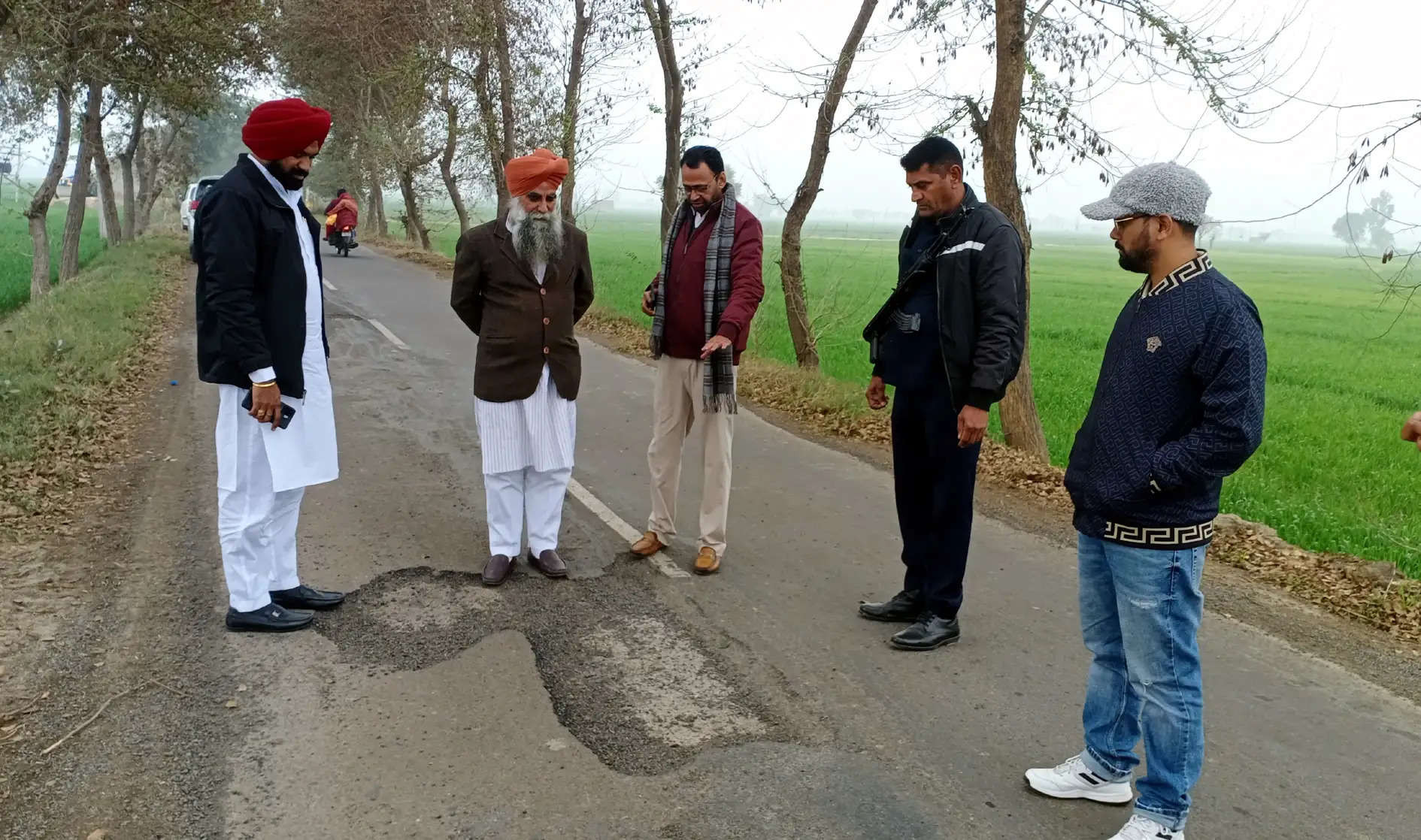 फतेहाबाद: सडक़ में गड्ढे पडऩे की शिकायत पर तुरंत निरीक्षण करने पहुंचे चेयरमैन बलियाला